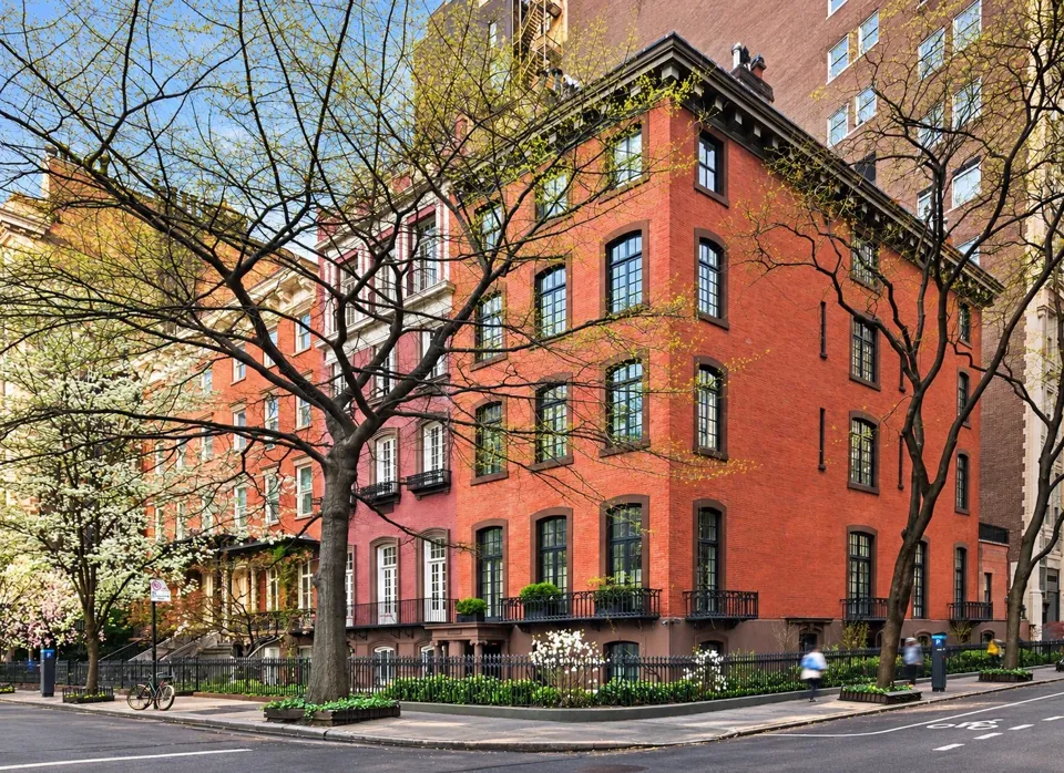 The red-brick Mott house at the corner of Gramercy Park West and East 21st Street, framed by spring trees.