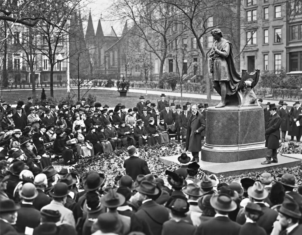 A large audience in Gramercy Park looks toward the newly uncovered Booth memorial in 1918.