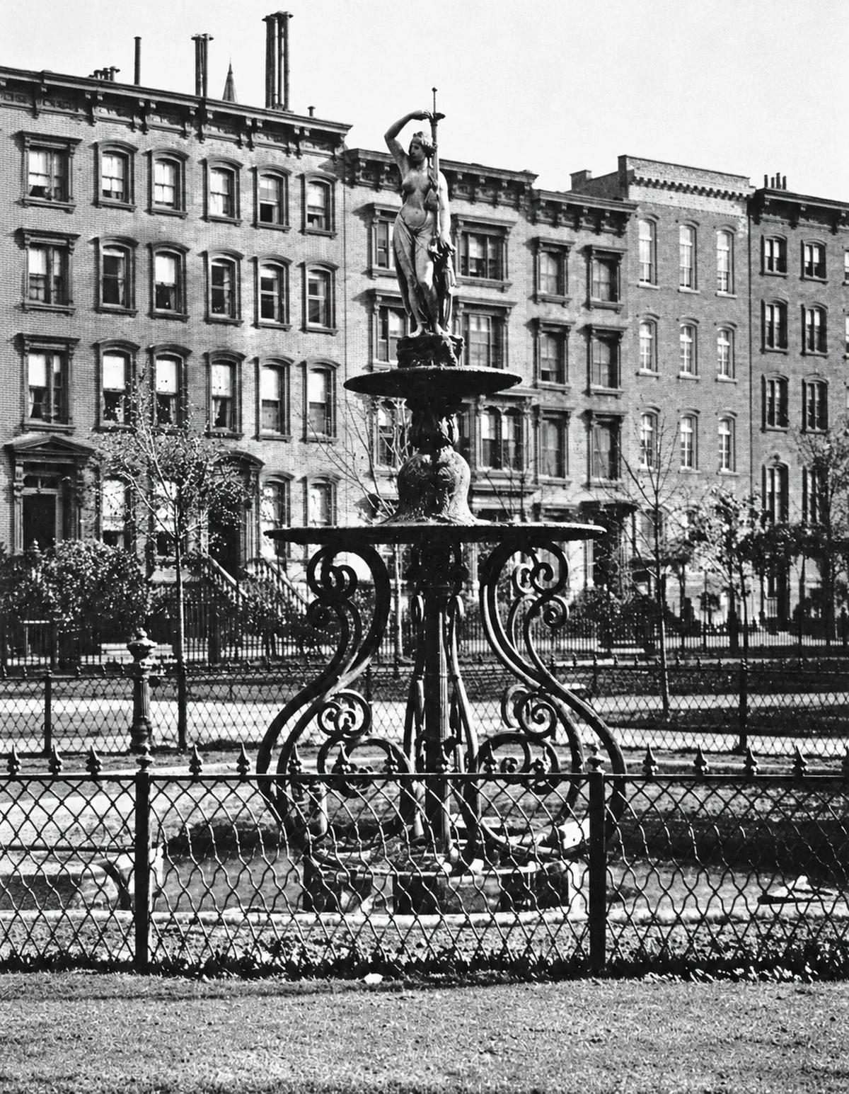 The old fountain and the houses beyond the Park fence, published in Pine’s 1921 history.