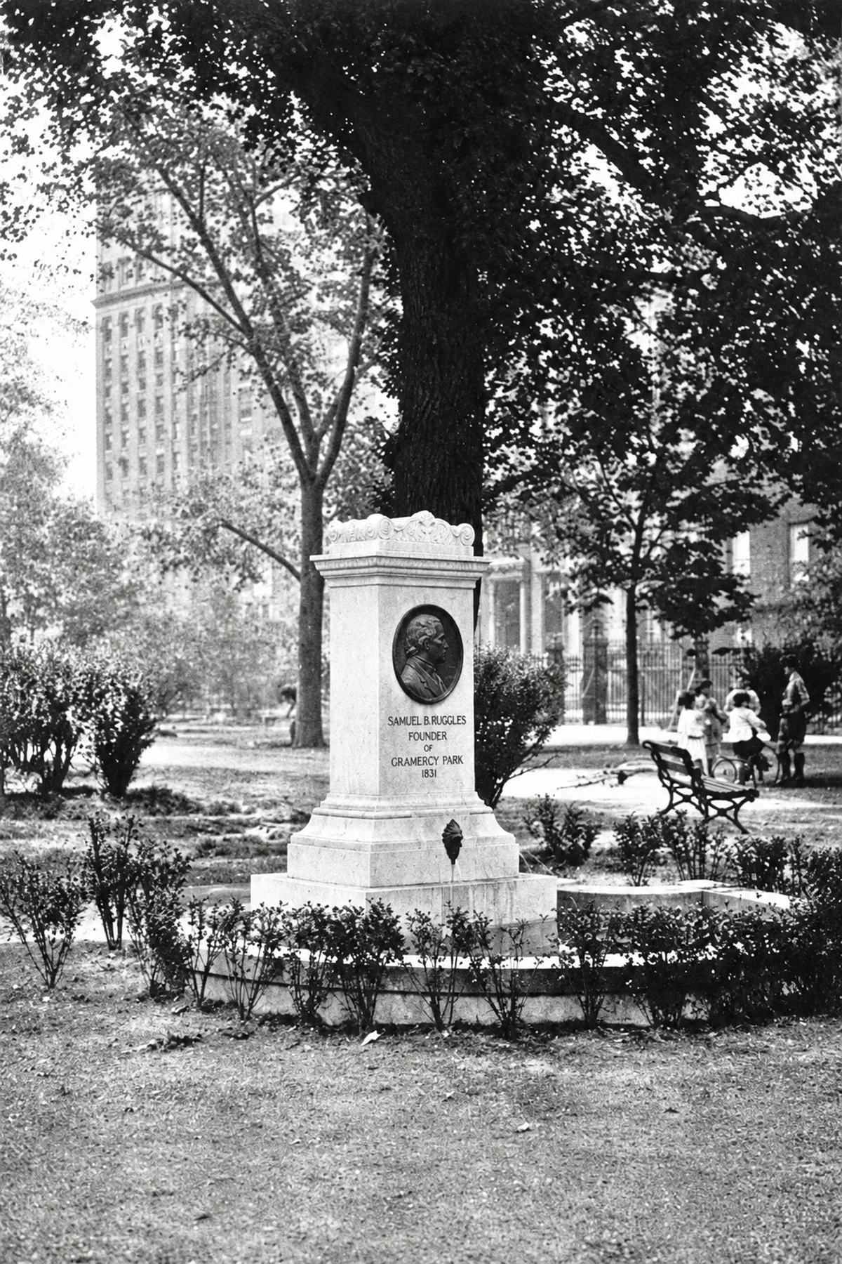 The Ruggles memorial and its curved basin in a photograph published in 1921.