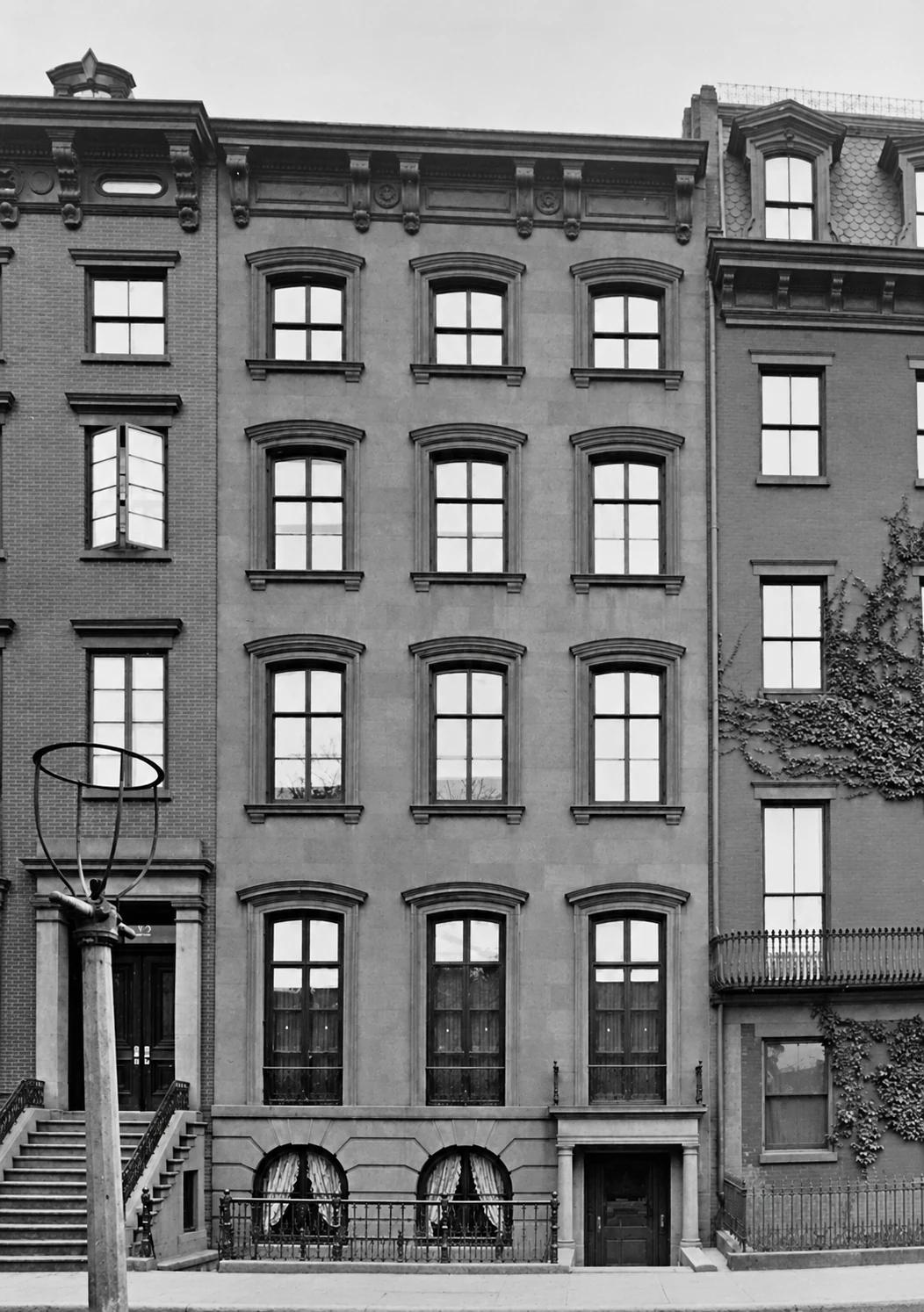 The John Bigelow residence as published in 1907: three bays, arched windows, and a bracketed cornice.