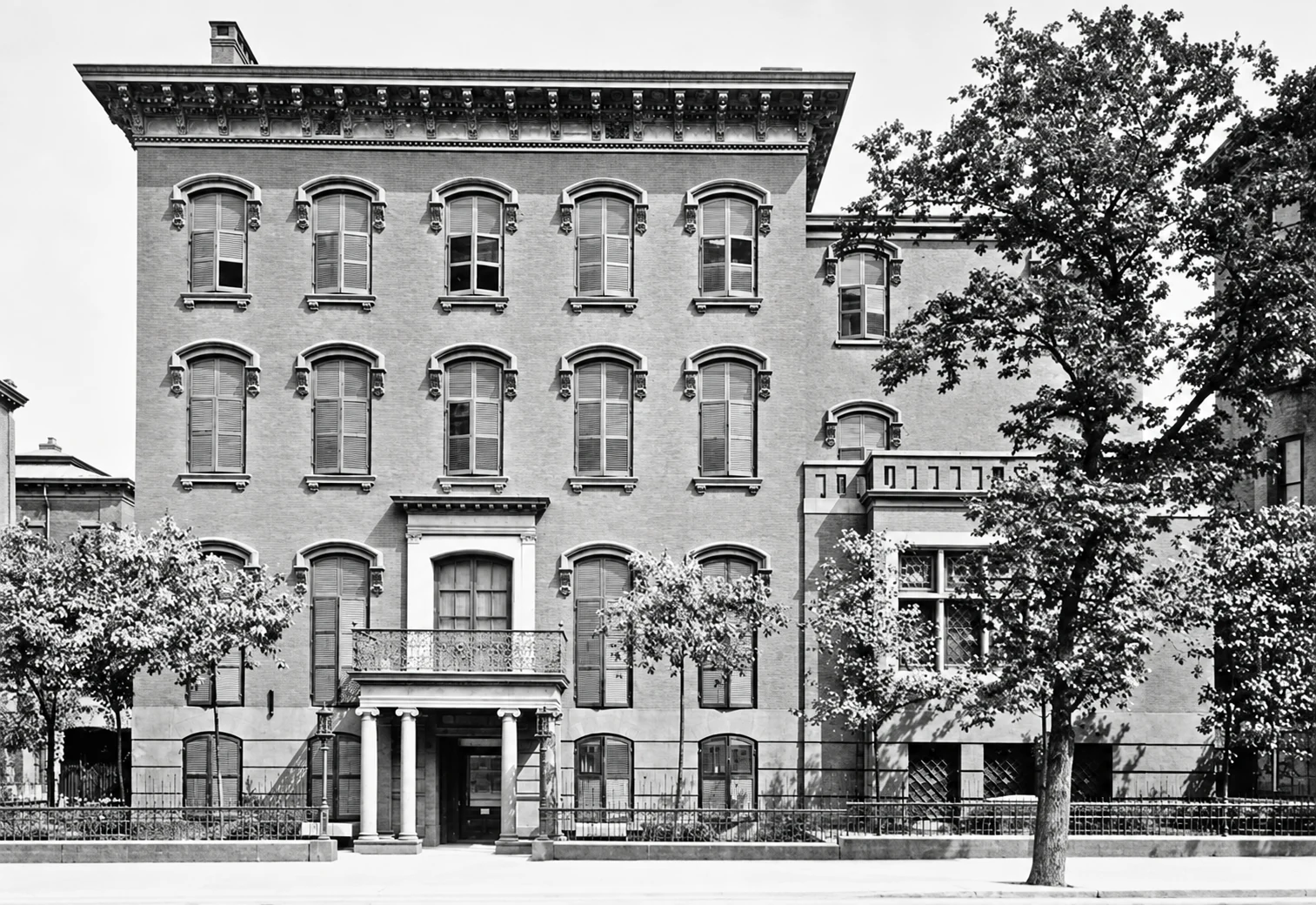 Cooper–Hewitt house with the lower columned entrance and balcony, published in 1907