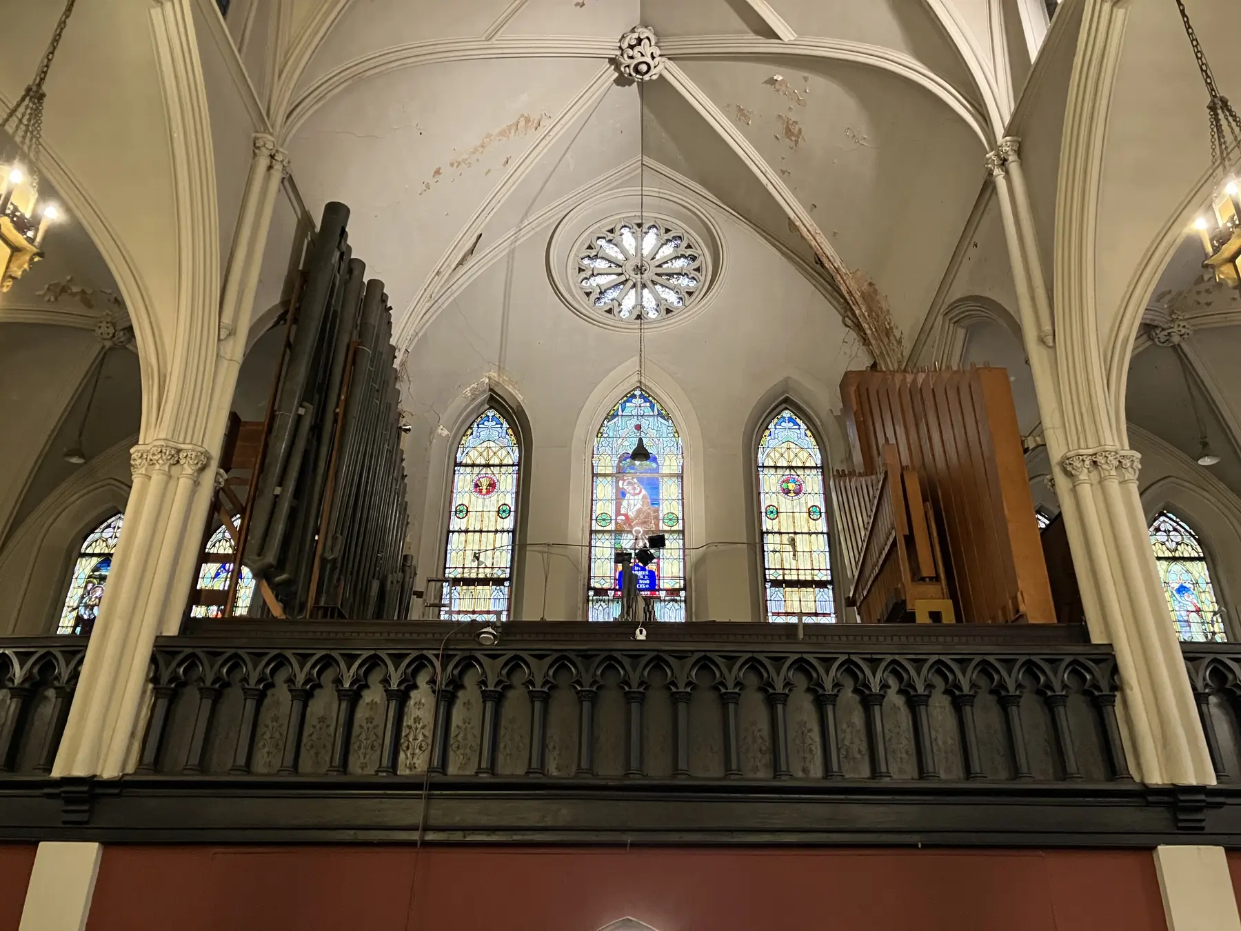 The rear organ loft and rose window above the pews of Calvary Church.