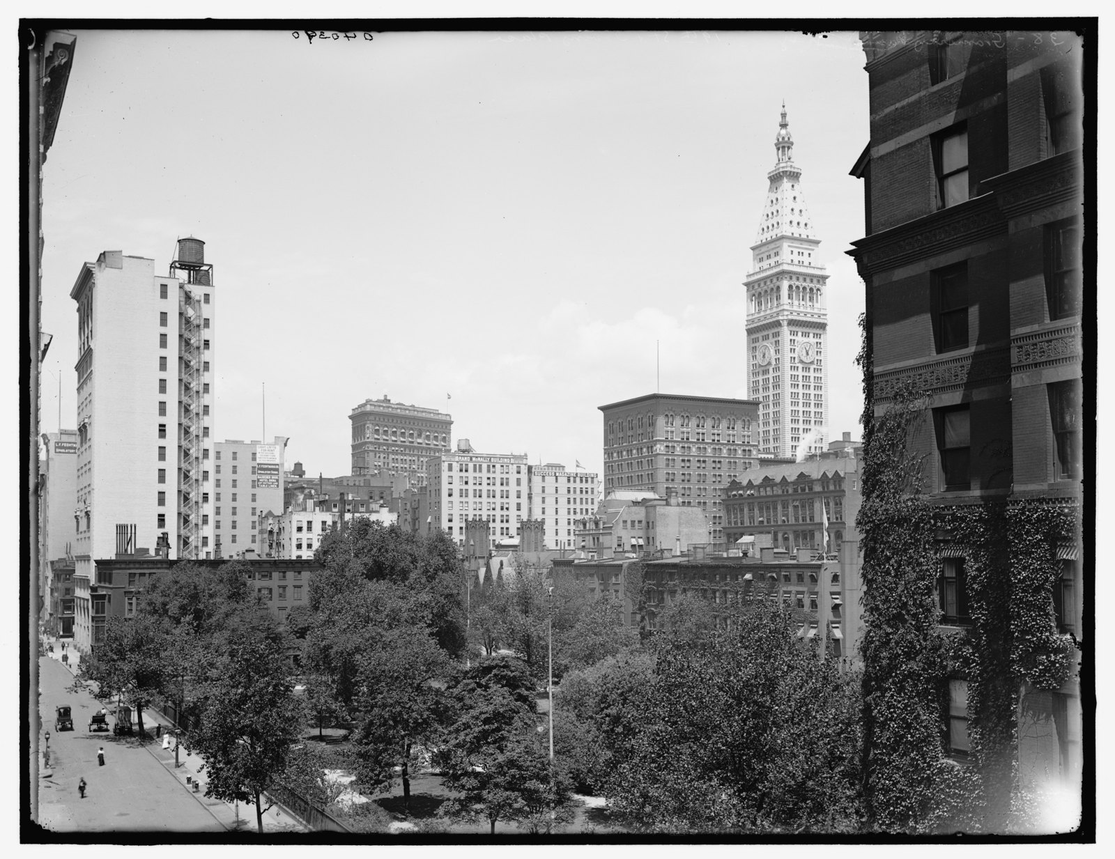 An elevated photograph of Gramercy Park and its surrounding buildings, with the Metropolitan Life Insurance tower beyond, between 1909 and 1915.