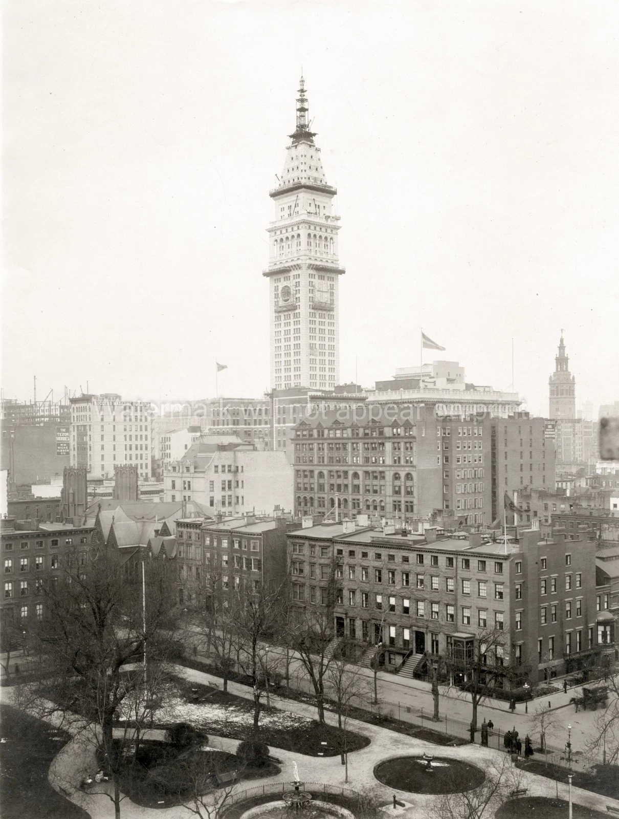 The Metropolitan Life tower rises above the northern row of houses, with Gramercy Park paths and fountains in the foreground.