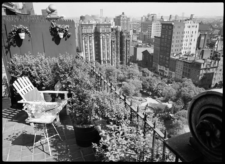 A terrace above Gramercy Park, with the garden and the buildings on its eastern side beyond, about 1939.